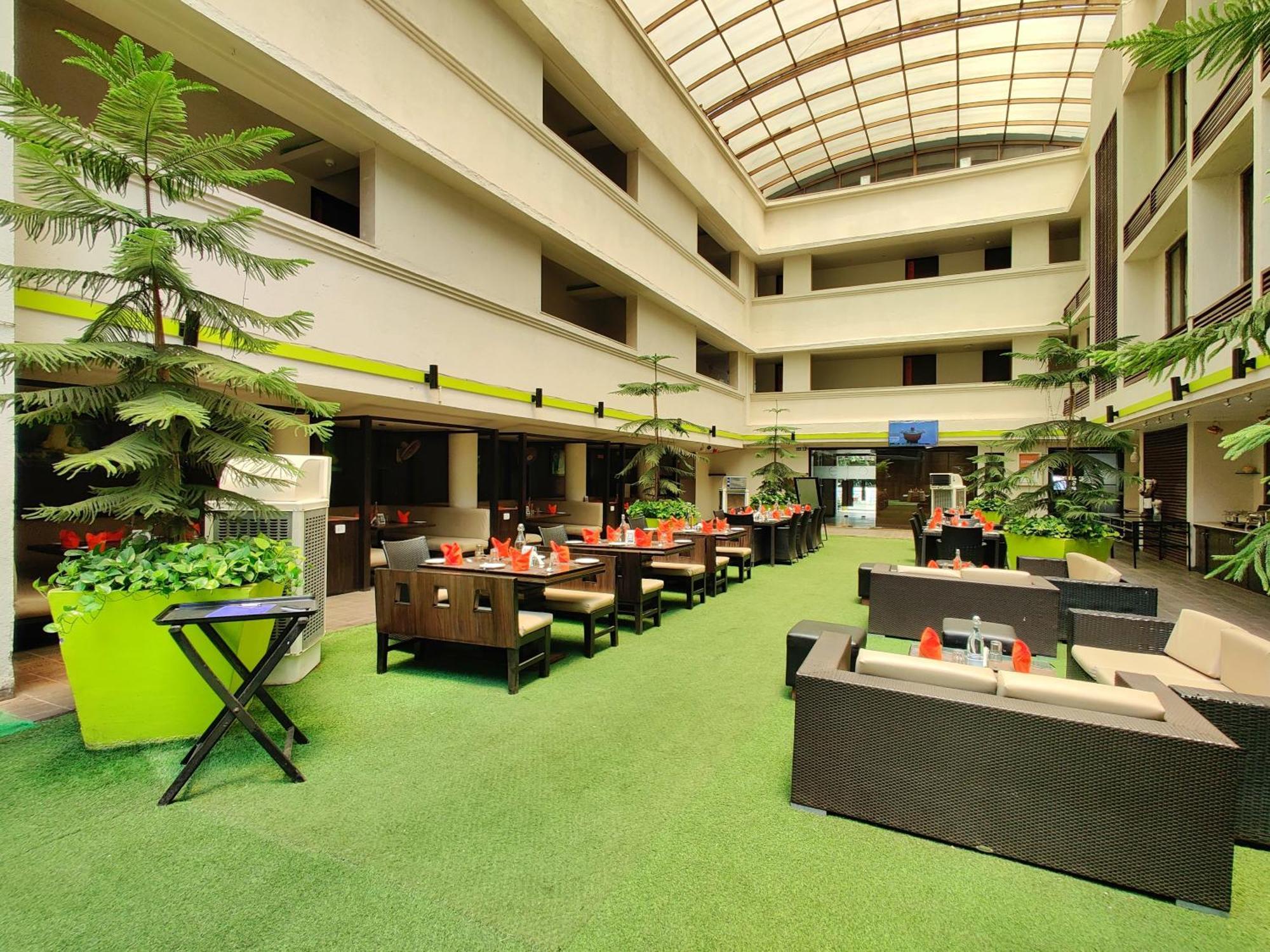 Citrus Hotel Lonavala Exteriör bild